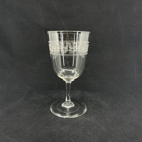 Street red wine glass with decoration