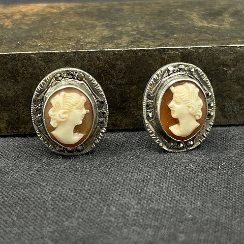 A pair of fine ear clips from the 1930s with cameos