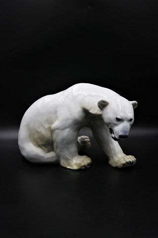Large polar bear in porcelain from Bing & Grondahl by Knud Kyhn.
B&G#1857. 2.sort.
H:20cm. L:34cm.