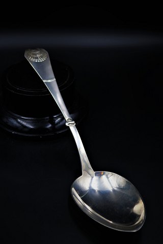 Large poting spoon in silver (Stamped) with mussel. 
Length 36,5 cm.