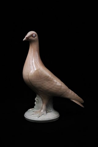 Royal Copenhagen porcelain pigeon.
Decoration number: 2930/3510. 
Height: 20,5cm. 
Staff sales...