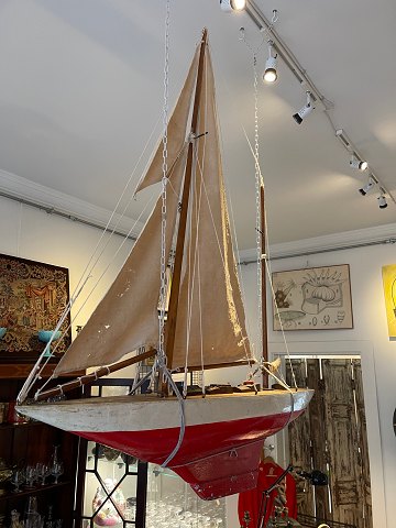 Gammel Pond Yacht / sejlskib til sø, rød og hvid, lavet af træ og metal
