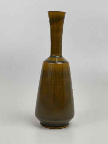 Smuk vase fra svenske Andersson & Johansson, Höganäs. Blank, brun glasur med tynde striber