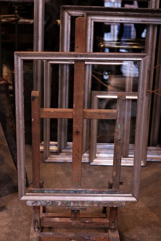 Antique French 1800 century wooden frame with original 
old silver plating and a really nice patina.
Outer dimensions: 45.2x36.8cm.