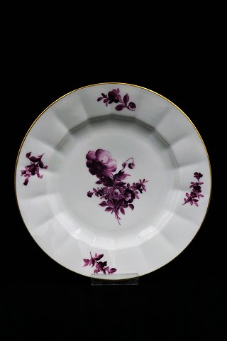 Rare Royal Copenhagen dinner plate in Purple Flower - Edged with gold edge. 
Dia:25,5cm. RC#424/8549. 2.sort. (1870-90)