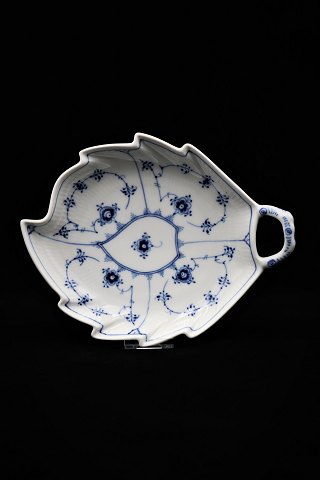 Royal Copenhagen Blue Fluted Fluted leaf-shaped dish with handle. Decoration 
number: 1/144. 2.sort. 22,5x18cm...