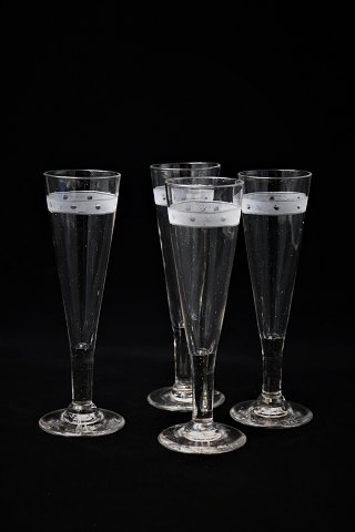 4 beautiful, old mouth-blown champagne flutes with fine decoration...
(sold only together)