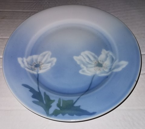 Porcelain plate with floral decoration. Manufactured by Porsgrund in Norway c. 
1915. Appears in good condition. The factory mark on the back. Diameter of 19 cm 
(7.48 inches).
A TOTAL OF FIVE PCS. IN STOCK