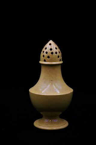 Old salt sprinkle in ocher colored faience with fine patina.
Height: 11cm...