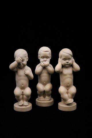 Svend Lindhart terracotta figures, "Do not see", "Do not hear" 
and "do not speak" Height:14cm. 
Sold individually.
