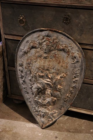 Dekorativt , gammelt Våbenskjold med ryttermotiv i støbejern med gammel grå 
bemaling og en super fin patina. 63x44cm. ...