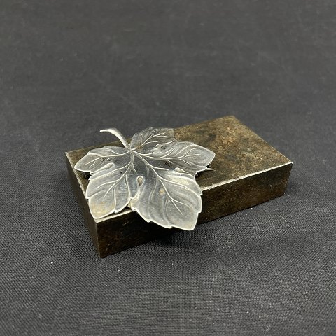Broche i sølv, egeløvsblad