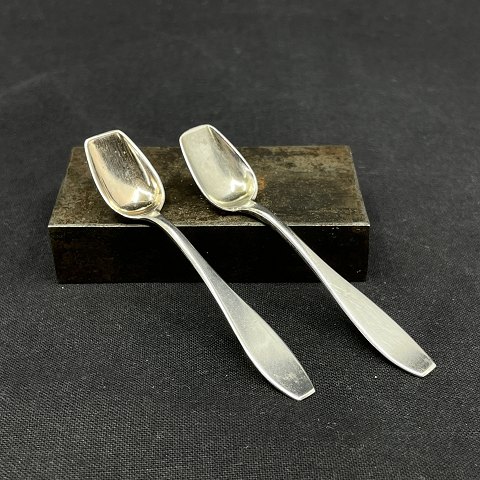 Et par moderne saltskeer i sølv