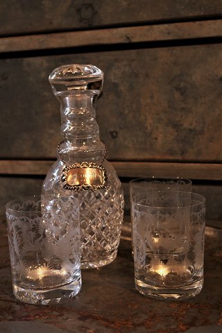 Gammelt whiskyglas , dekoreret med slebne motiver af dådyr og fugle.H:10,5cm. Dia.:8cm.