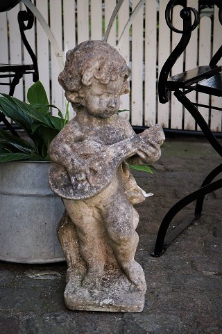 Gammel fransk sandstens figur med fin patina af lille engel som spiller på lut. Højde: 60cm.