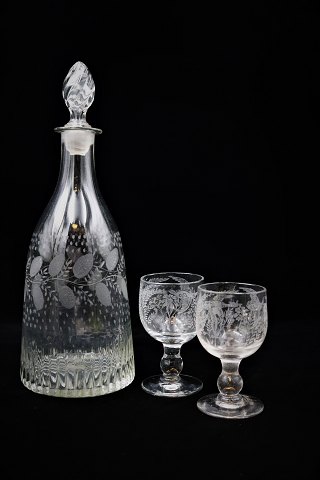 Fine, old French 1800 century mouth-blown wine carafe 
with sharpened leaf motif and fine stopper. 
Height: 36cm. Dia.:13cm.
