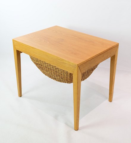 Sewing table / side table, Severin Hansen, oak, Haslev furniture factory, 1957
Excellent condition
