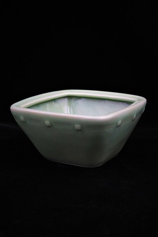 Royal Copenhagen square porcelain bowl in green Celadon glaze. RC#1/2878. 
1.sort. H:10cm. 21x21cm.