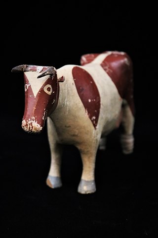 Decorative, old painted wooden cow with a nice patina...
H:14cm. L:26cm.