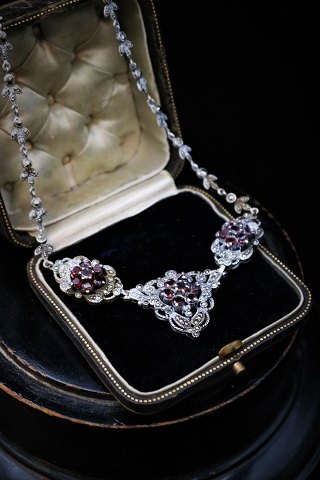 Fantastically beautiful old necklace in silver with fine red garnets. Stamped. 
Length: 44cm.