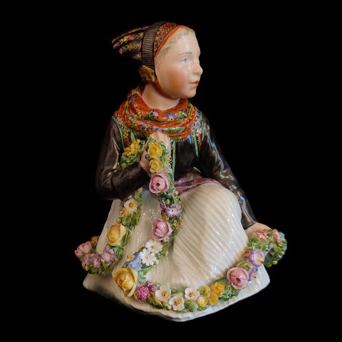 Royal Copenhagen, Carl Martin Hansen; Porcelæns figur #12412, Amager pige