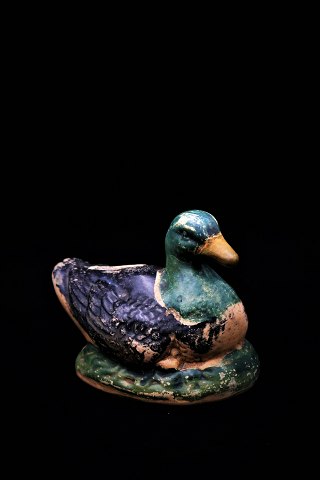 Old Swedish piggy bank in the form of duck in painted ceramic.
H:10,5cm. L:14cm.