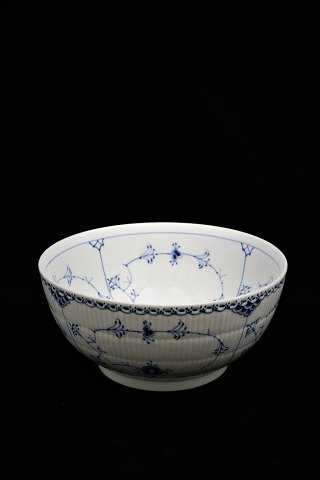 Royal Copenhagen Blue Fluted Half Lace salad bowl. 
Decoration number: 1/631. 3.sort. - Staff sales.
H:11cm. Dia.:23,5cm.