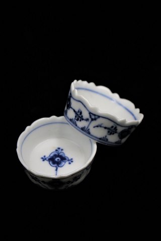 Royal Copenhagen Blue Fluted Plain salt bowl.
RC#1/199. 1.sort. Before 1923.
H:1,6cm. Dia.:4,3cm.