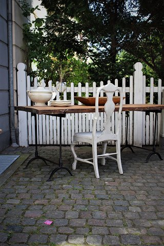 Fransk langbord / plankebord , bestående af 2 gamle smedejerns bukke med tykke 
træ planker....