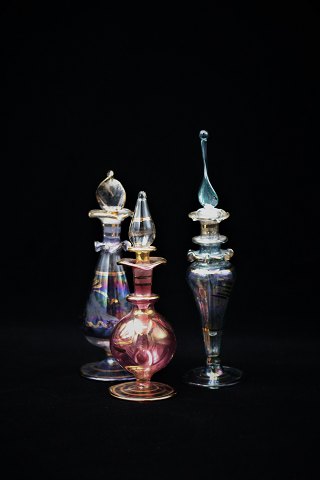3 dekorative , gamle 1800 tals parfumeflasker i farvet glas....