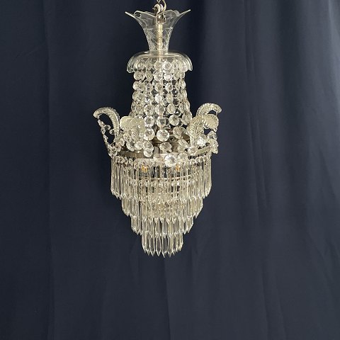 Fine detailed chandelier with glass leaves