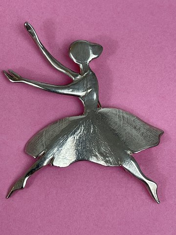 Broche i sterling sølv med balletdanser fra Toftegaard Design. DKK 650. Defekt lås. 8 cm på tværs fra fingerspids til tåspids