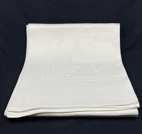 Fine older damask cloth, 140x300 cm.