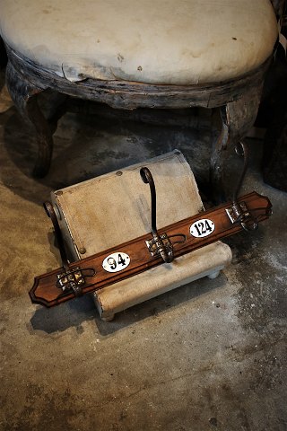 Old French wooden coat rack with fine patina, 3 metal coat hooks...
L:57,5cm.