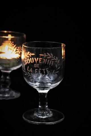 Gammelt fransk Souvenir vinglas med graveret skrift Souvenir De La Fete. 
H:13cm...