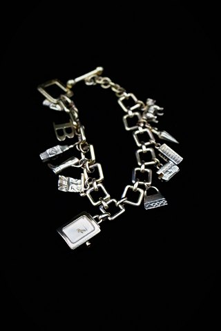 Vintage jewelery bracelet from Burberry with different charms...