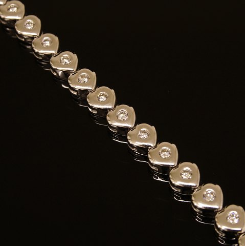14kt whitegold tennis bracelet with 34 diamonds of 
ca. 0,03ct each. L: 19cm