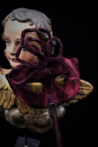 Dekorativ Christian Dior maske til maskeradebal i mørk vinrød velour...