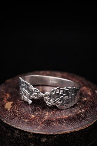Large, old napkin ring in silver with The shepherdess & the chimney sweep - H.C. 
Andersen...