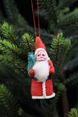 Gammel juleornament / juletræspynt i form af lille nisse med juletræ lavet af 
vat og filt...