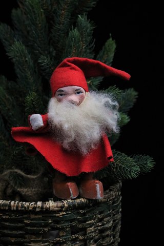 Gammel julenisse med skæg , filt tøj og ansigt og træsko i bemalet ler...
