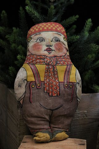 Gammel stof dukke af lille dreng med fyld af halm fra begyndelsen af 1900 
tallet.
Højde: 22cm.