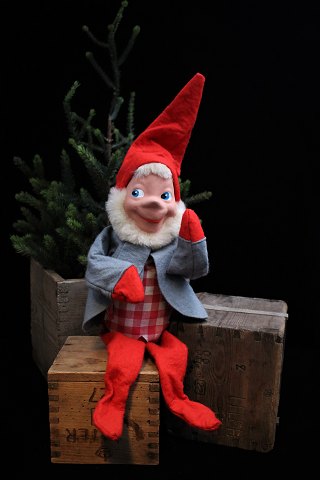 Old shop gnome from the 70s with felt clothes, 
painted papier-mâché face...