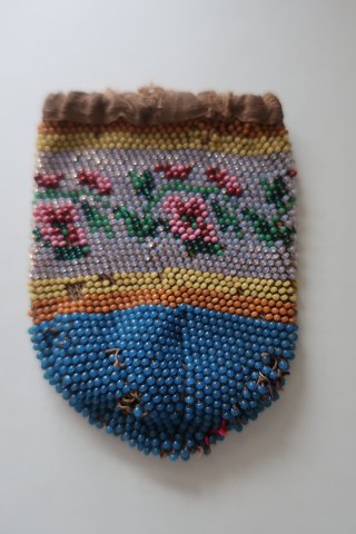 Antik Perlepung/Barnetaske
Den gamle taske fra slutningen af 1800-tallet er lavet som håndlavet 
perlebroderi med smukt mønster bl.a. blomst/rose
Posefacon for snøre i toppen for kombineret lukning