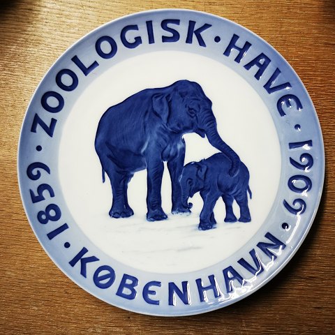 Royal Copenhagen plate. Elephant with young in the Zoo 190