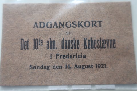 For samleren:
Adgangskort til Det tiende (10de) alm. danske Købestævne i Fredericia , Søndag 
s. 14. August 1921
