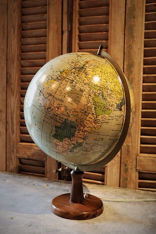 Decorative, old globe with light and with a nice old patina...