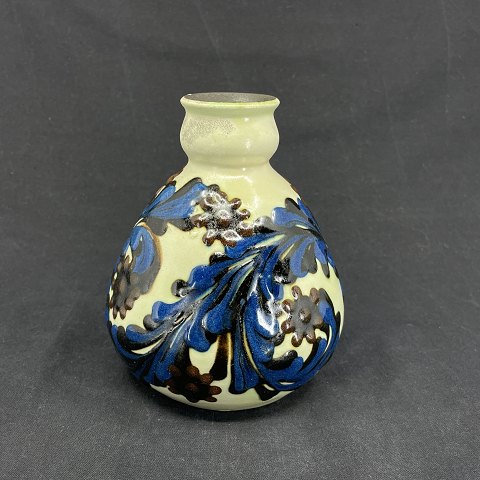 Flot vase med blå blade