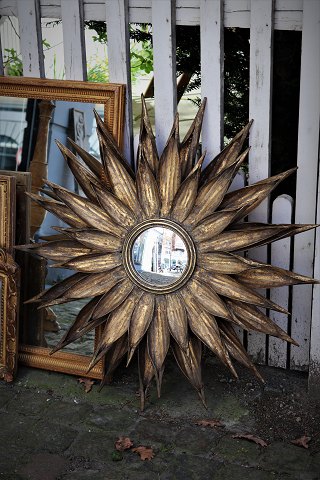 Large decorative sun mirror from the 70s in gilded metal with a fine patina...