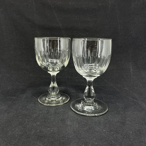 A pair of Ebba glasses from Hadeland